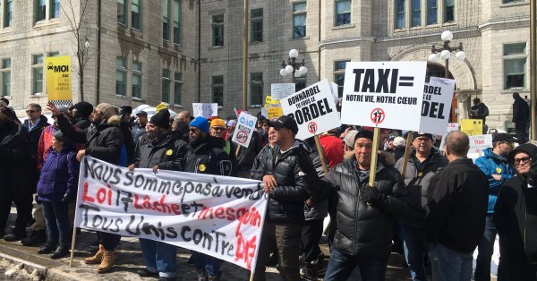 Manifestation des propriétaires et chauffeurs de taxis devant le Parlement