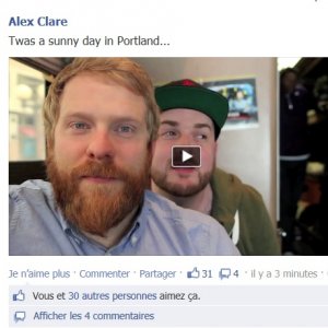 Alex Clare salue ses fans!