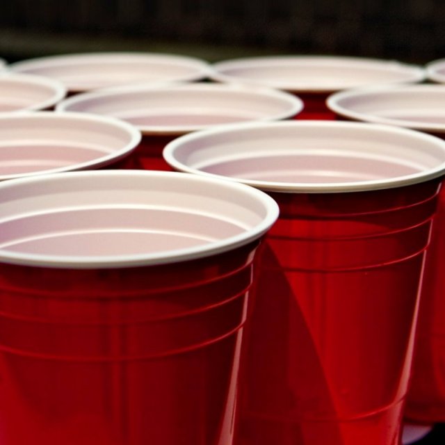 Un spectacle... avec des verres de plastique!