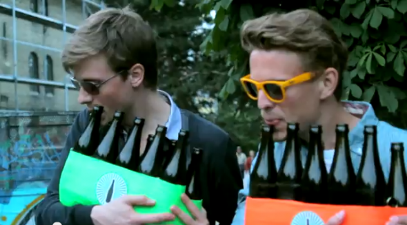 Une chanson Disney avec des bouteilles vides!