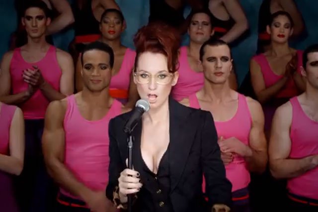 Vidéoclip de «Girls Chase Boys» d'Ingrid Michaelson