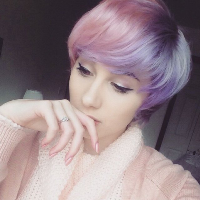 Les cheveux moitié-moitié sont tendance
