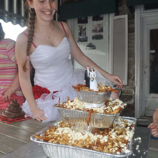 Un gâteau de mariage version poutine!
