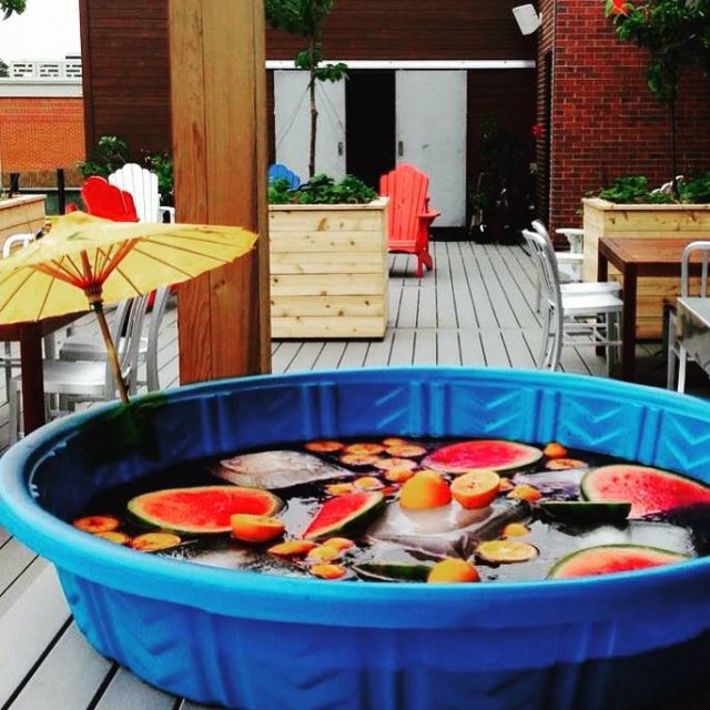 Ricardo fait une sangria géante de 60 L pour célébrer la St-Jean