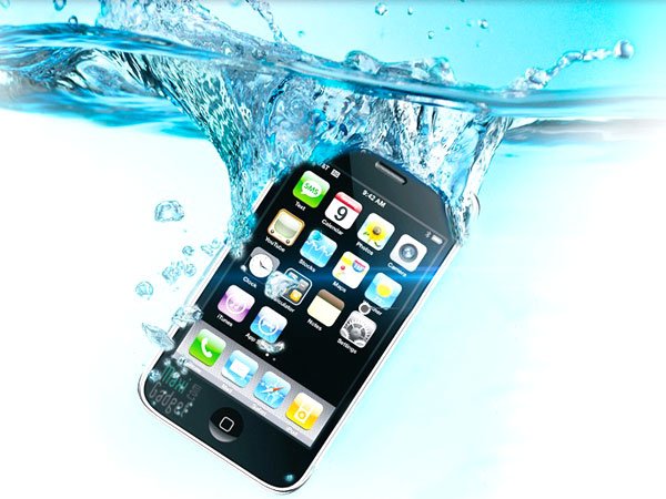Ton téléphone intelligent tombe à l'eau: voici 6 trucs pour le sauver!