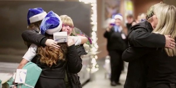 WestJet surprend les citoyens de Fort McMurray pour Noël