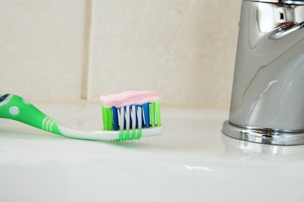 15 utilisations à essayer avec du dentifrice