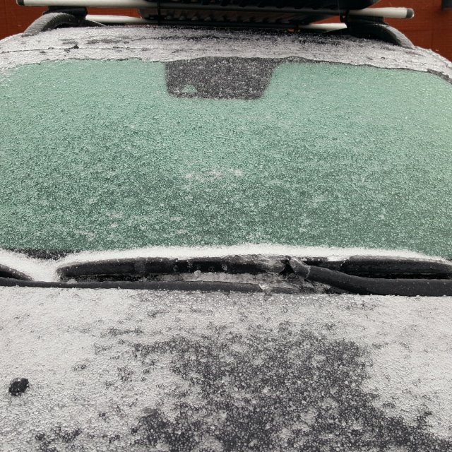 Une manière simple de déglacer les vitres de votre voiture