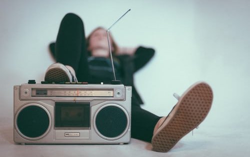 Sondage: Les Canadiens invités à donner leur avis sur la radio AM et FM